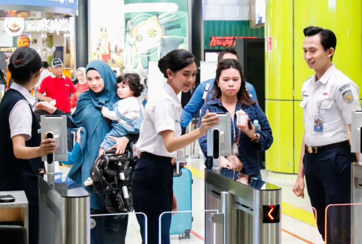 Face Recognition Boarding Gate adalah fasilitas boarding yang dilengkapi dengan kamera untuk mengidentifikasi dan memvalidasi identitas seseorang melalui wajah yang terintegrasi dengan data tiket kereta serta status vaksinasi pelanggan.