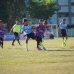 Foto: Aksi pemain tim KU 12 SDN Ketabang 1A Maulidya Bonita Saputri di partai final yang membawa sekolahnya menjadi juara MilkLife Soccer Challenge - Surabaya Series 2 2024.