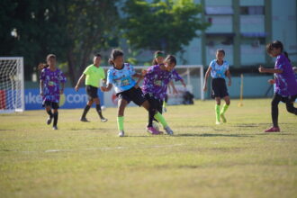 Foto: Aksi pemain tim KU 12 SDN Ketabang 1A Maulidya Bonita Saputri di partai final yang membawa sekolahnya menjadi juara MilkLife Soccer Challenge - Surabaya Series 2 2024.