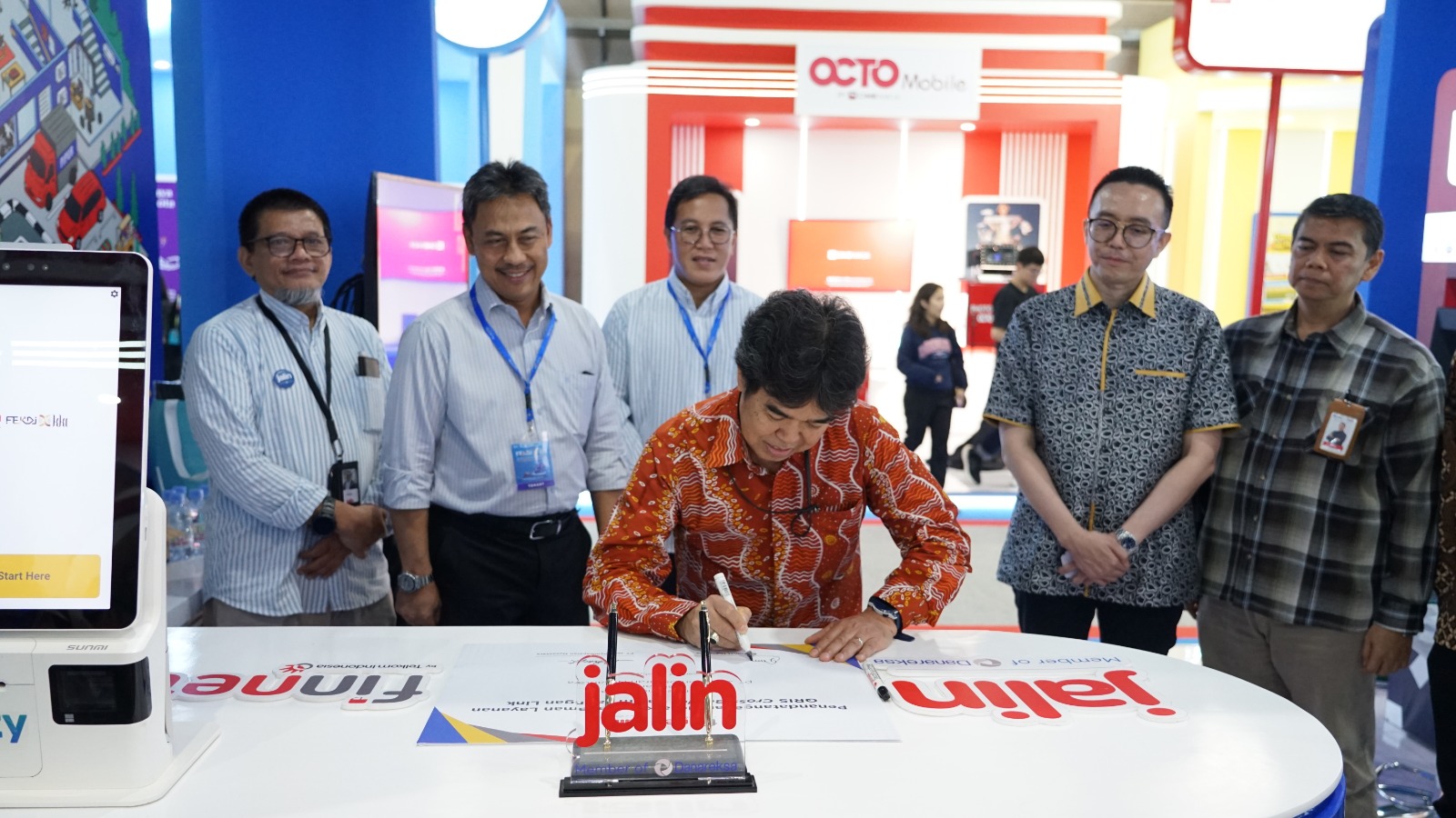 Direktur Digital Business Finnet Apep M.K Noormansyah melakukan penandatanganan kerja sama strategis dengan PT Jalin Pembayaran Nusantara (Jalin) dan PT Financial Link pada event Festival Ekonomi Digital Indonesia (FEKDI) di Jakarta Convention Center (JCC), DKI Jakarta, beberapa waktu yang lalu. Foto: Telkom Indonesia 