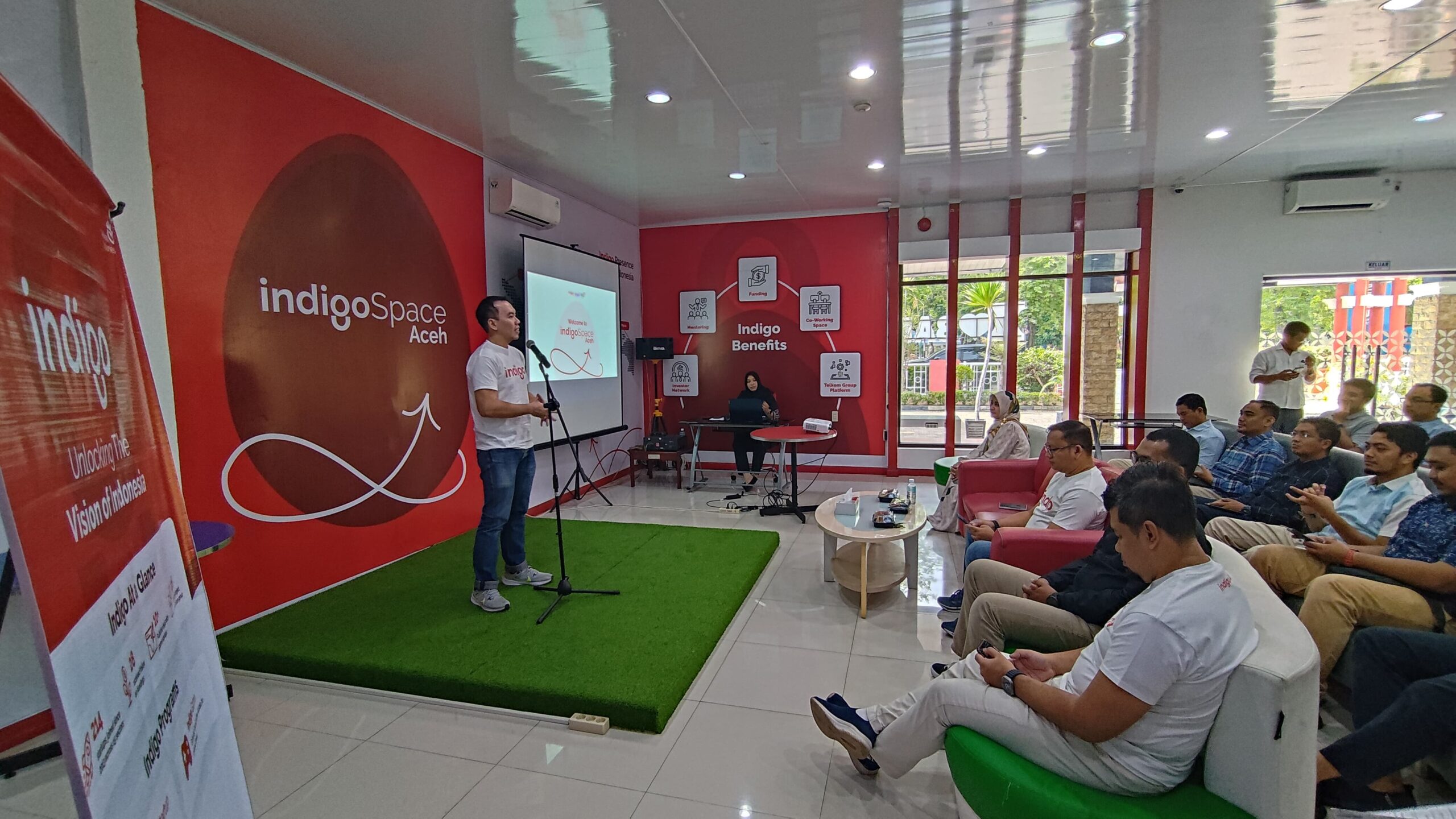 Direktur Digital Business Telkom Muhamad Fajrin Rasyid (tengah) dalam peresmian IndigoSpace Aceh di Banda Aceh, Minggu (8/9/2024). Foto: Telkom Indonesia