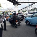 polisi mengatur lalu lintas