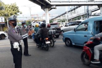 polisi mengatur lalu lintas