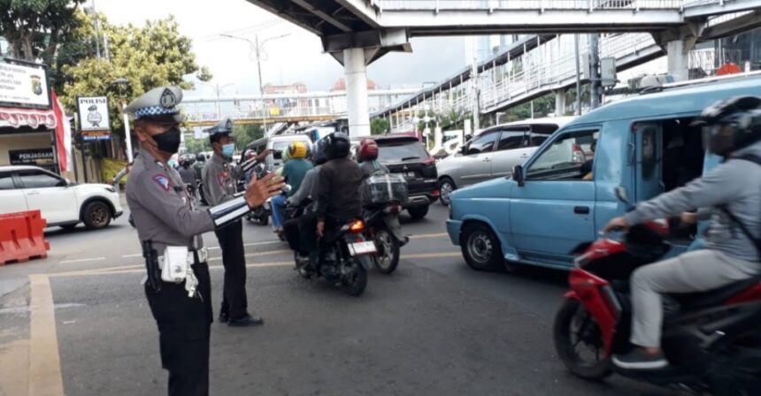 polisi mengatur lalu lintas