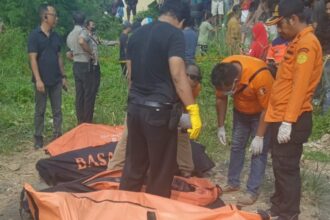 Petugas mengevakuasi penemuan mayat di Kali Bekasi. Foto: Ist