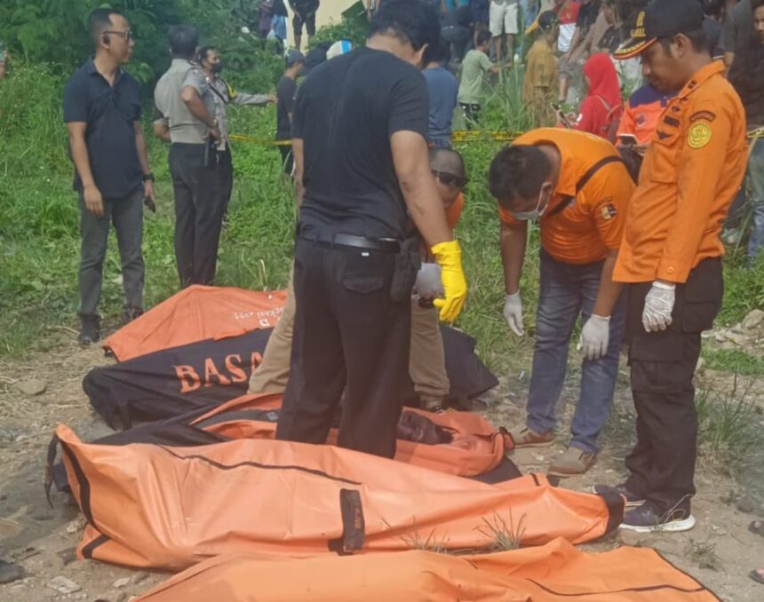 Petugas mengevakuasi penemuan mayat di Kali Bekasi. Foto: Ist