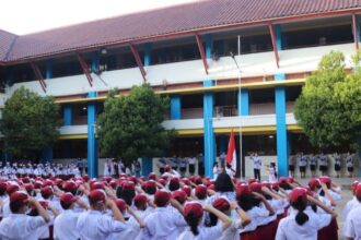 Siswa dan siswi sekolah dasar yang akan mendapatkan makanan gratis dari pemprov.(foto dok ipol.id)