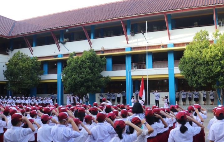 Siswa dan siswi sekolah dasar yang akan mendapatkan makanan gratis dari pemprov.(foto dok ipol.id)