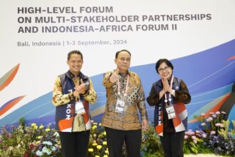 EVP Divisi Government Service Telkom Syaifudin (Kiri), Menteri Komunikasi dan Informatika (Menkominfo) RI Budi Arie Setiadi (Tengah), dan Direktur Enterprise & Business Service Telkom FM Venusiana R (Kanan) pada acara “High Level Forum on Multi Stakeholder Partnership & Indonesia Africa Forum” (HLF MSP & IAF) ke- 2 Tahun 2024 di Bali, Selasa (3/9/2024). Foto: Telkom Indonesia