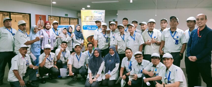 Tim BPJS Ketenagakerjaan Jakarta Ceger mengunjungi perusahaan binaan PT Panasonic Gobel Life Solutions Manufacturing Indonesia di Kecamatan Cileungsi, Kabupaten Bogor, Jawa Barat