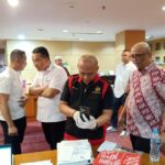 Penyidik pidana khusus Kejaksaan Tinggi (Kejati) DKI Jakarta saat melakukan penggeledahan di salah satu lokasi terkait kasus dugaan korupsi pembiayaan proyek pengembangan tanah technopark oleh PT Hutama Karya Tahun 2018 - 2020. Foto: Seksi Penkum Kejati DKI Jakarta