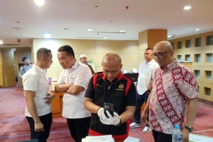 Penyidik pidana khusus Kejaksaan Tinggi (Kejati) DKI Jakarta saat melakukan penggeledahan di salah satu lokasi terkait kasus dugaan korupsi pembiayaan proyek pengembangan tanah technopark oleh PT Hutama Karya Tahun 2018 - 2020. Foto: Seksi Penkum Kejati DKI Jakarta