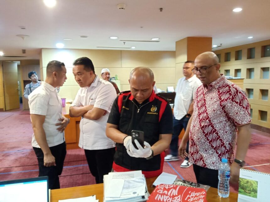 Penyidik pidana khusus Kejaksaan Tinggi (Kejati) DKI Jakarta saat melakukan penggeledahan di salah satu lokasi terkait kasus dugaan korupsi pembiayaan proyek pengembangan tanah technopark oleh PT Hutama Karya Tahun 2018 - 2020. Foto: Seksi Penkum Kejati DKI Jakarta