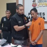 Kasat Reskrim Polres Metro Jakarta Selatan, AKBP Gogo Galesung (rompi hitam) dan jajaran, meminta keterangan pada tersangka Achmad Syarifudin, 30, yang menusuk isterinya berinisial FF, 26, hingga tewas dalam gelar kasus Kekerasan Dalam Rumah Tangga (KDRT) di Mapolres Metro Jakarta Selatan, Jumat (6/9/2024). Foto: Joesvicar Iqbal/ipol.id