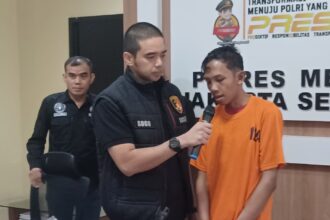 Kasat Reskrim Polres Metro Jakarta Selatan, AKBP Gogo Galesung (rompi hitam) dan jajaran, meminta keterangan pada tersangka Achmad Syarifudin, 30, yang menusuk isterinya berinisial FF, 26, hingga tewas dalam gelar kasus Kekerasan Dalam Rumah Tangga (KDRT) di Mapolres Metro Jakarta Selatan, Jumat (6/9/2024). Foto: Joesvicar Iqbal/ipol.id