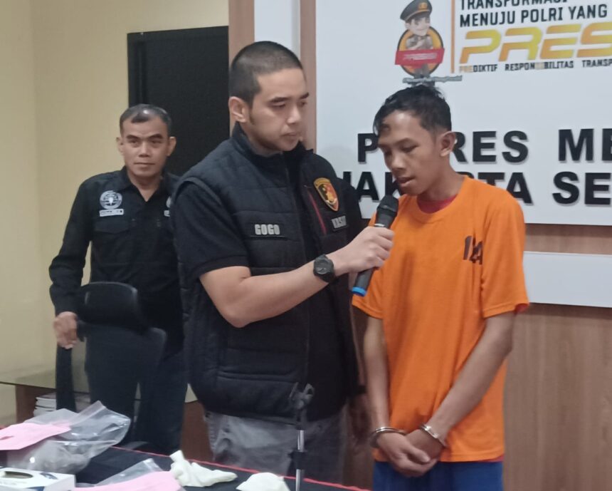 Kasat Reskrim Polres Metro Jakarta Selatan, AKBP Gogo Galesung (rompi hitam) dan jajaran, meminta keterangan pada tersangka Achmad Syarifudin, 30, yang menusuk isterinya berinisial FF, 26, hingga tewas dalam gelar kasus Kekerasan Dalam Rumah Tangga (KDRT) di Mapolres Metro Jakarta Selatan, Jumat (6/9/2024). Foto: Joesvicar Iqbal/ipol.id