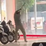 Seorang pria ngamuk merusak motor di Showroom. Foto: IG, @mygigsmedia (tangkap layar)