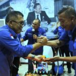 Ketua DPD PD DKI Jakarta, Mujiono saat menyerahkan potongan tumpeng. (Foto sofian/ipol.id)