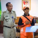 Wali Kota Administrasi Jakarta Selatan, Munjirin (pojok kanan) memberikan apresiasi, mendukung Yuda Ardi Mauludin, 39, PPSU Kelurahan Petogogan yang akan berlaga di Pekan Olahraga Nasional (PON) XXI Aceh-Sumatera Utara (Sumut) 2024, didampingi Camat Kebayoran Baru, Tomy Fudihartono (tengah) dan Lurah Petogogan, Nina Permata (pojok kiri) di Kantor Walikota Jakarta Selatan, Senin (9/9/2024). Foto: Ist