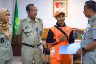 Wali Kota Administrasi Jakarta Selatan, Munjirin (pojok kanan) memberikan apresiasi, mendukung Yuda Ardi Mauludin, 39, PPSU Kelurahan Petogogan yang akan berlaga di Pekan Olahraga Nasional (PON) XXI Aceh-Sumatera Utara (Sumut) 2024, didampingi Camat Kebayoran Baru, Tomy Fudihartono (tengah) dan Lurah Petogogan, Nina Permata (pojok kiri) di Kantor Walikota Jakarta Selatan, Senin (9/9/2024). Foto: Ist