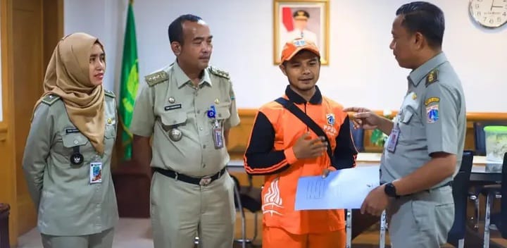 Wali Kota Administrasi Jakarta Selatan, Munjirin (pojok kanan) memberikan apresiasi, mendukung Yuda Ardi Mauludin, 39, PPSU Kelurahan Petogogan yang akan berlaga di Pekan Olahraga Nasional (PON) XXI Aceh-Sumatera Utara (Sumut) 2024, didampingi Camat Kebayoran Baru, Tomy Fudihartono (tengah) dan Lurah Petogogan, Nina Permata (pojok kiri) di Kantor Walikota Jakarta Selatan, Senin (9/9/2024). Foto: Ist