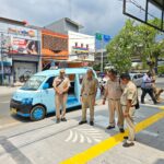 Kasudin Bina Marga Jakarta Timur, Benhard Hutajulu didampingi Kepala Seksi Jalan dan Jembatan Sudin Bina Marga Jakarta Timur, Akli Naim dan jajaran saat meninjau pengerjaan penataan trotoar di Jalan Raya Pondok Kelapa, RW 04, 11 dan 14, Kelurahan Pondok Kelapa, Kecamatan Duren Sawit, Jakarta Timur, Senin (9/9/2024). Foto: Ist