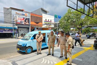 Kasudin Bina Marga Jakarta Timur, Benhard Hutajulu didampingi Kepala Seksi Jalan dan Jembatan Sudin Bina Marga Jakarta Timur, Akli Naim dan jajaran saat meninjau pengerjaan penataan trotoar di Jalan Raya Pondok Kelapa, RW 04, 11 dan 14, Kelurahan Pondok Kelapa, Kecamatan Duren Sawit, Jakarta Timur, Senin (9/9/2024). Foto: Ist