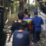 Kondisi permukiman warga di Jalan Damai, RT 13/RW 09, Kelurahan Lubang Buaya, Kecamatan Jatinegara, Jakarta Timur, terendam pada Selasa (10/8/2024). Kelurahan setempat terkendala atasi banjir. Foto: Ist