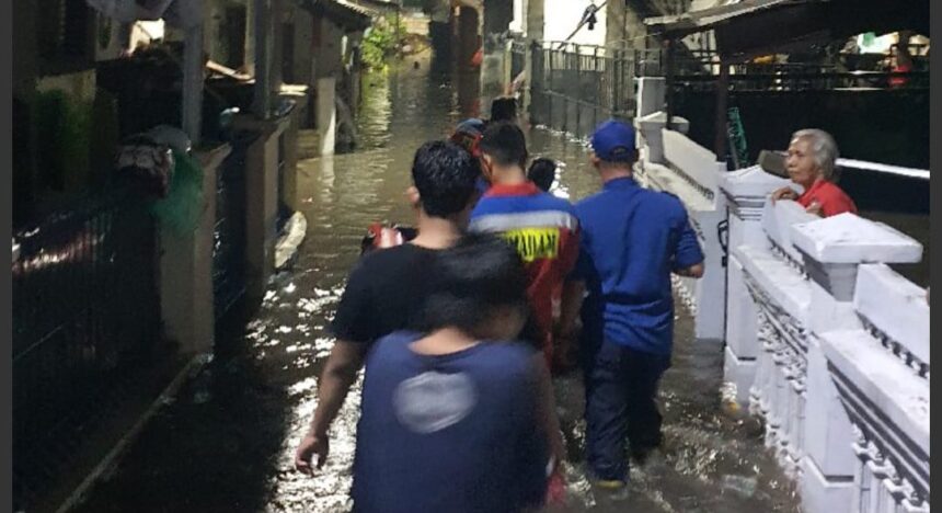 Kondisi permukiman warga di Jalan Damai, RT 13/RW 09, Kelurahan Lubang Buaya, Kecamatan Jatinegara, Jakarta Timur, terendam pada Selasa (10/8/2024). Kelurahan setempat terkendala atasi banjir. Foto: Ist