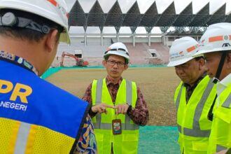 Deputi Kepala BPKP bidang Polhukam PMK Iwan Taufiq Purwanto bersama jajaran saat meninjau Stadion Harapan Bangsa yang akan digunakan sebagai tempat seremoni pembukaan PON XII Aceh-Sumatera Utara 2024. Foto: Ist