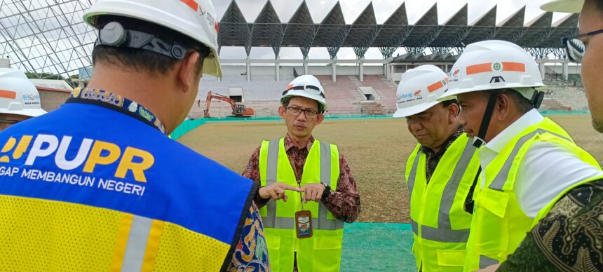 Deputi Kepala BPKP bidang Polhukam PMK Iwan Taufiq Purwanto bersama jajaran saat meninjau Stadion Harapan Bangsa yang akan digunakan sebagai tempat seremoni pembukaan PON XII Aceh-Sumatera Utara 2024. Foto: Ist