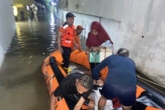 TRC Badan Penanggulangan Bencana Daerah (BPBD) Kota Binjai saat melakukan evakuasi warga terdampak di Kota Binjai, Provinsi Sumatera Utara, pada Minggu (8/9/2024). Foto: BPBD Kota Binjai