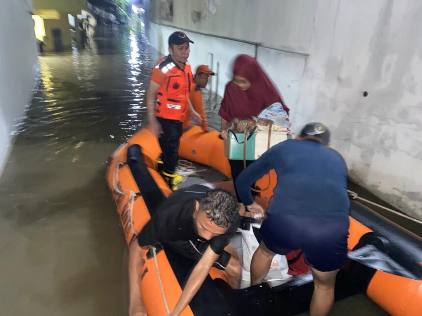 TRC Badan Penanggulangan Bencana Daerah (BPBD) Kota Binjai saat melakukan evakuasi warga terdampak di Kota Binjai, Provinsi Sumatera Utara, pada Minggu (8/9/2024). Foto: BPBD Kota Binjai