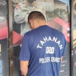 Tersangka pembunuhan berinisial NFP, 30, (mengenakan baju tahanan) dihadirkan aparat polisi dalam gelar kasus pembunuhan berencana korban kakak ipar di Mapolsek Ciracas, Jakarta Timur, pada Jumat (13/9/2024) siang. Foto: Joesvicar Iqbal/ipol.id