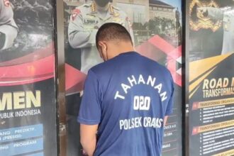 Tersangka pembunuhan berinisial NFP, 30, (mengenakan baju tahanan) dihadirkan aparat polisi dalam gelar kasus pembunuhan berencana korban kakak ipar di Mapolsek Ciracas, Jakarta Timur, pada Jumat (13/9/2024) siang. Foto: Joesvicar Iqbal/ipol.id