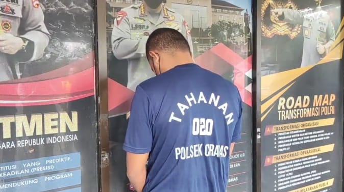 Tersangka pembunuhan berinisial NFP, 30, (mengenakan baju tahanan) dihadirkan aparat polisi dalam gelar kasus pembunuhan berencana korban kakak ipar di Mapolsek Ciracas, Jakarta Timur, pada Jumat (13/9/2024) siang. Foto: Joesvicar Iqbal/ipol.id