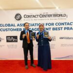 (Kiri) Assistant Manager Care AdMedika Dwi Hajar Siswantoro dan (Kanan) GM Health Care Service AdMedika Sri Sumari dalam acara Contact Center World Awards Asia Pacific 2024 di Queensland, Australia, beberapa waktu yang lalu. Foto: Telkom Indonesia