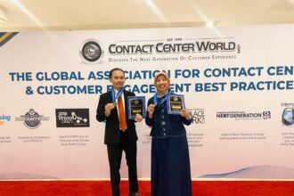 (Kiri) Assistant Manager Care AdMedika Dwi Hajar Siswantoro dan (Kanan) GM Health Care Service AdMedika Sri Sumari dalam acara Contact Center World Awards Asia Pacific 2024 di Queensland, Australia, beberapa waktu yang lalu. Foto: Telkom Indonesia