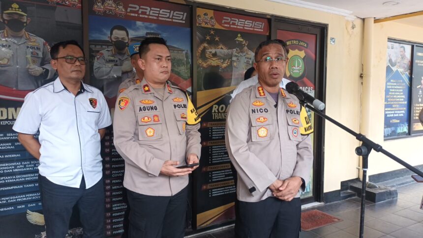 Kapolres Metro Jakarta Timur, Kombes Nicolas Ary Lilipaly didampingi Kapolsek Ciracas, Kompol Agung dan Kanit Reskrim dalam gelar kasus pembunuhan berencana korban kakak ipar di Mapolsek Ciracas, pada Jumat (13/9/2024) siang. Foto: Joesvicar Iqbal/ipol.id