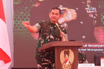 Kepala Staf Angkatan Darat (Kasad), Jenderal TNI Maruli Simanjuntak saatvmemberikan pengarahan kepada prajurit dan PNS jajaran Korem 131/Santiago di Aula Markas Korem, Manado, Jumat (13/9/2024). Foto: Dispenad