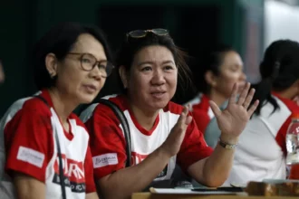 Legenda bukutangkis Indonesia, Susy Susanti, saat memantau atlet-atlet muda dalam audisi umum PB Djarum yang berlangsung di GOR Djarum Jati, Kudus, Jawa Tengah, Jumat (13/9). (PB DJARUM)