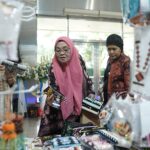 Produk UMKM Fashters berupa kerajinan tangan menarik perhatian pengunjung saat Pameran Kerajinan Nusantara Kriyanusa 2024. Foto: Dok PLN