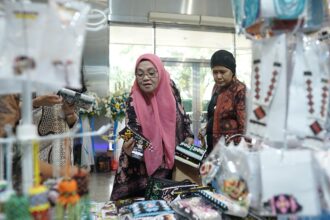 Produk UMKM Fashters berupa kerajinan tangan menarik perhatian pengunjung saat Pameran Kerajinan Nusantara Kriyanusa 2024. Foto: Dok PLN