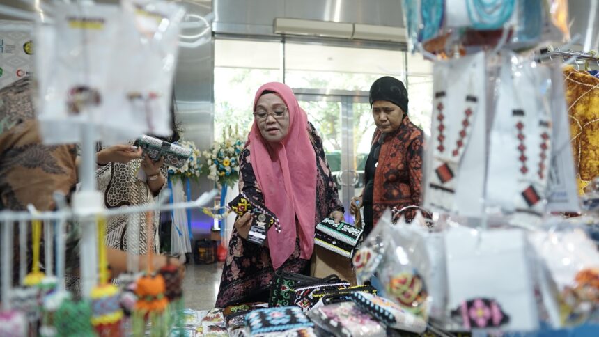 Produk UMKM Fashters berupa kerajinan tangan menarik perhatian pengunjung saat Pameran Kerajinan Nusantara Kriyanusa 2024. Foto: Dok PLN