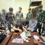 Satgas Yonarmed 11 Kostrad dan Tim Gabungan saat mengamankan dua pelaku penyelundupan 553 gram narkoba jenis sabu. Foto: Pen Satgas Yonarmed 11 Kostrad