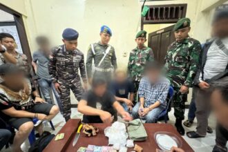 Satgas Yonarmed 11 Kostrad dan Tim Gabungan saat mengamankan dua pelaku penyelundupan 553 gram narkoba jenis sabu. Foto: Pen Satgas Yonarmed 11 Kostrad