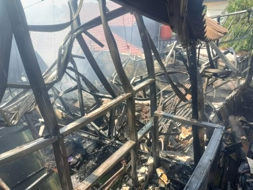 Petugas Damkar berjibaku memadamkan dua unit rumah warga terbakar di Jl. Musholla Assa'adah, Kelurahan Klender, Kecamatan Duren Sawit, Jakarta Timur, Senin (16/9/2024) sekitar pukul 08.52 WIB. Foto: Ist