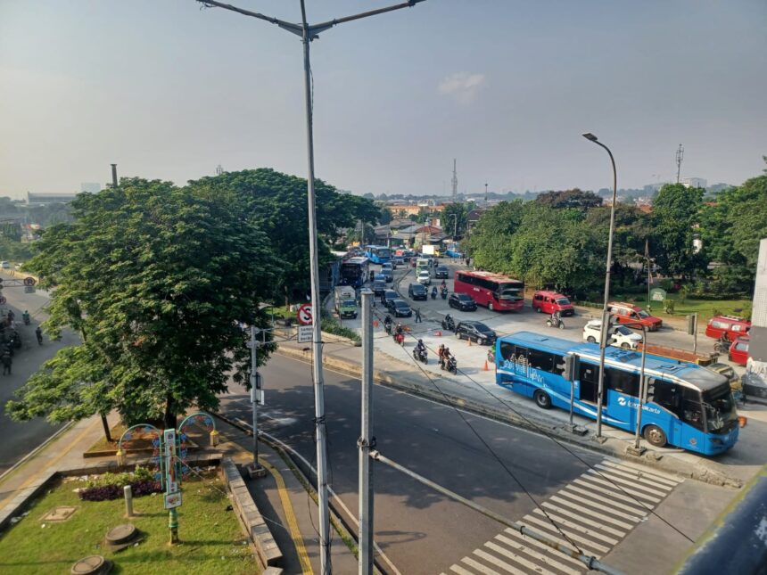 Satu unit Transjakarta melintasi jalur busway dari arah Terminal Kampung Rambutan menuju kawasan Kramat Jati, Jakarta Timur, Senin (16/9/2024). Foto: Joesvicar Iqbal/ipol.id