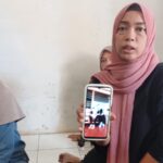 Masih suasana duka, Yani, 46, (kiri) dan Suryati, 36, (kanan) menunjukkan foto Ibunda tercinta semasa hidup Nimih, 63, di kediaman di wilayah RT 03 RW 05, Kelurahan Bambu Apus, Kecamatan Cipayung, Jakarta Timur, pada Selasa (17/9/2024). Foto: Joesvicar Iqbal/ipol.id