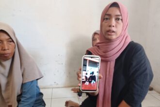 Masih suasana duka, Yani, 46, (kiri) dan Suryati, 36, (kanan) menunjukkan foto Ibunda tercinta semasa hidup Nimih, 63, di kediaman di wilayah RT 03 RW 05, Kelurahan Bambu Apus, Kecamatan Cipayung, Jakarta Timur, pada Selasa (17/9/2024). Foto: Joesvicar Iqbal/ipol.id